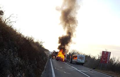 Sudar minibusa i auta: Vozač auta mrtav, 11 djece ozlijeđeno