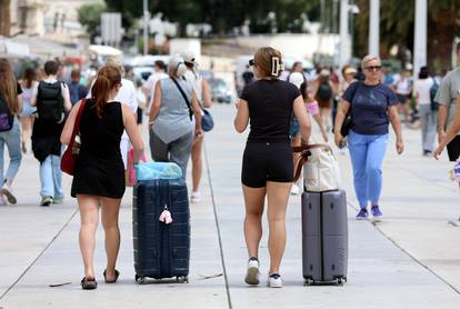 GALERIJA U Split pristiže sve više turista, riva je krcata!