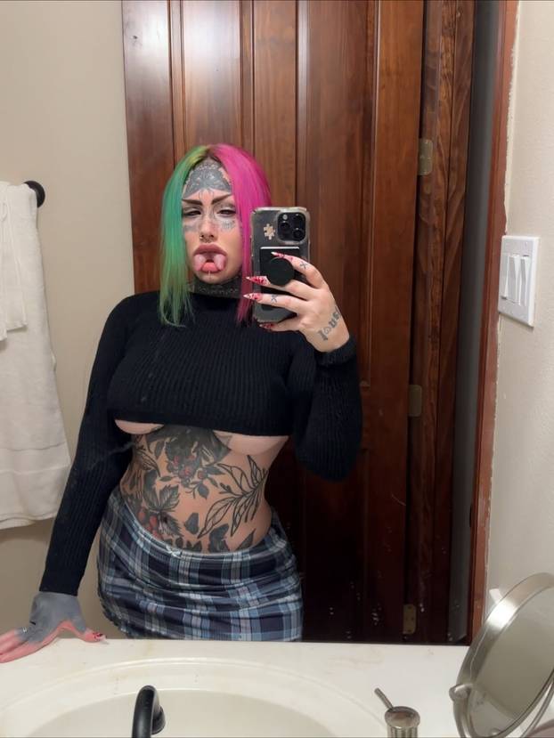 FOTO Tetovirala očne jabučice i razdvojila jezik. Obožava svoj izgled: 'Viču mi da sam demon!'