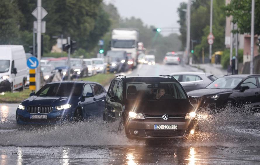 Zagreb: Jako nevrijeme zahvatilo grad