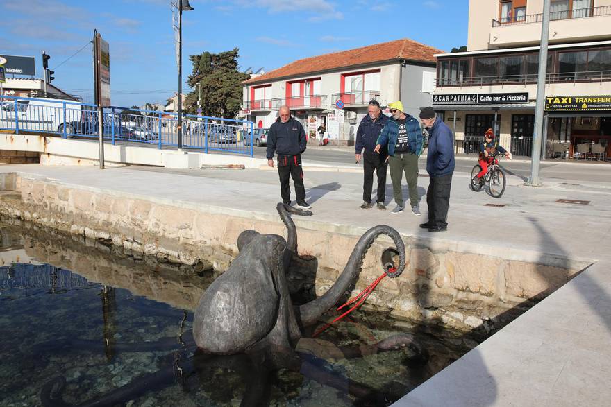 skulptura hobotnice u tisnom