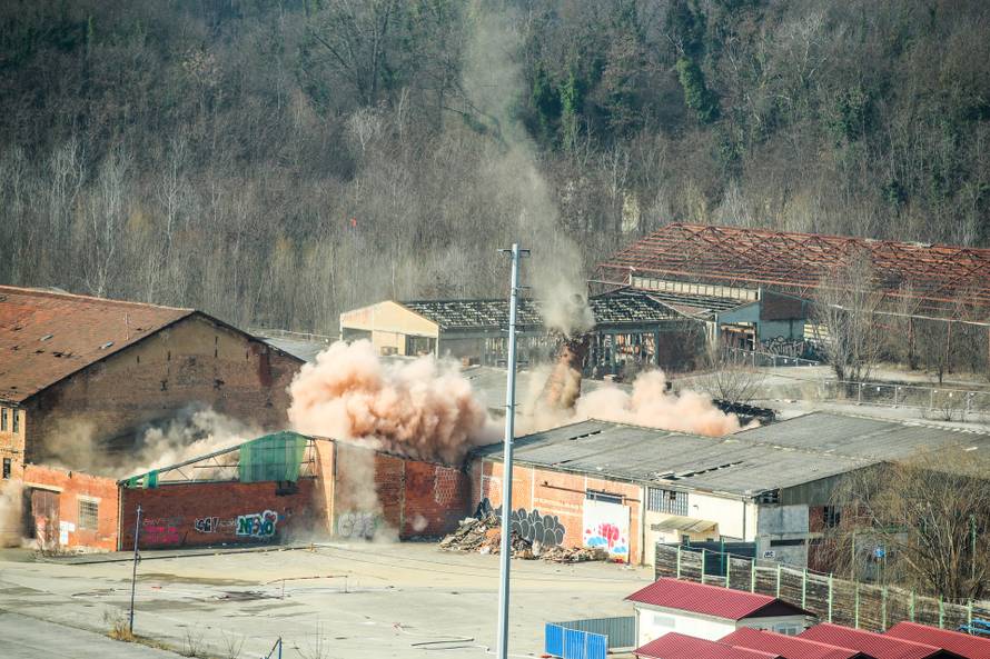 VIDEO Pogledajte trenutak u kojem su srušili dimnjake u Zagrebu: 'Kako su ravno pali'
