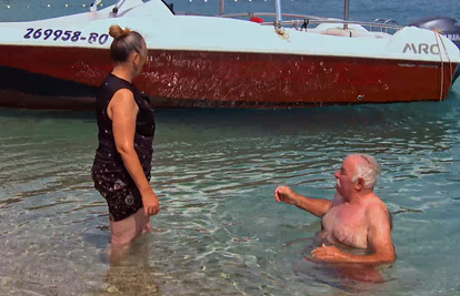 Smilja odbila kupanje u moru, a Branko uživao u plićaku: Hladno mu je, boji se plivati. Kao dijete