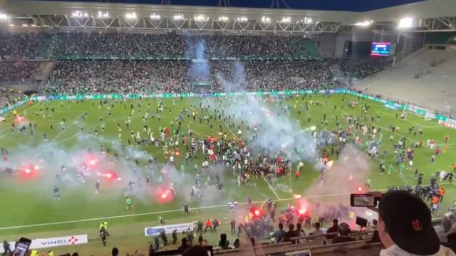 Užas u Francuskoj: Saint Etienne ispao iz Ligue 1, huligani utrčali u teren i bakljama gađali igrače