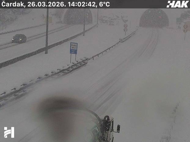 FOTO Dramatično stanje na autocestama, gusti snijeg i dalje pada. Evo koliko ga ima dosad
