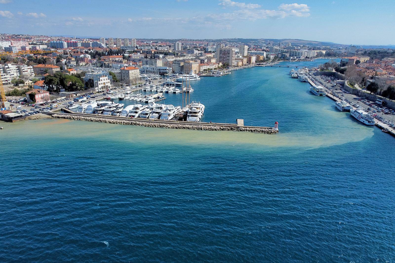 Zadar: Pogled iz zraka na zamućeno more zbog izgradnje obližnjeg hotela