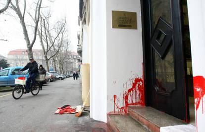 Ulazna vrata HDZ-a u Karlovcu i Zagrebu zalili crvenom bojom