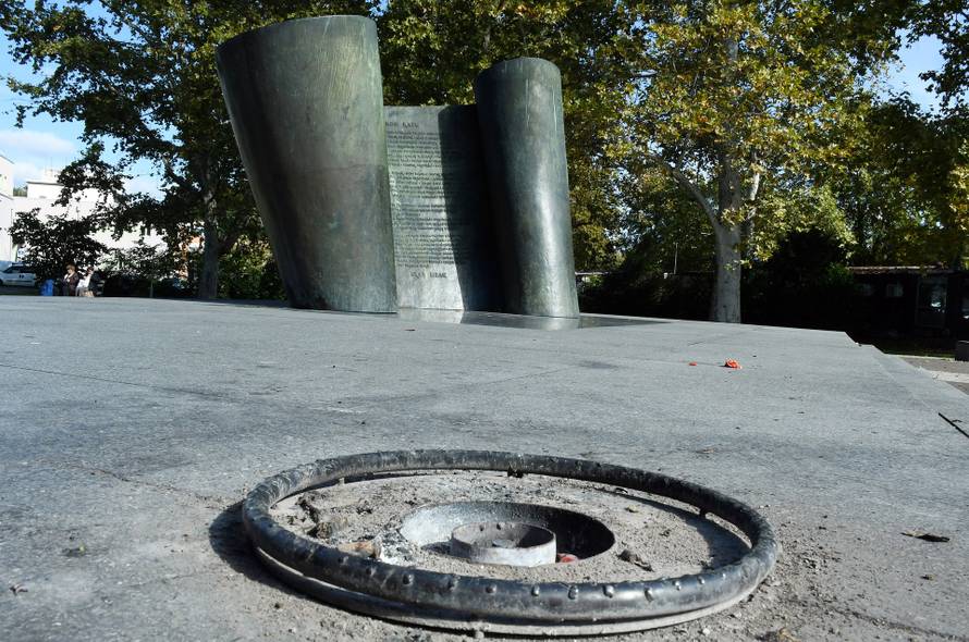 Sisak: Ponovo ugašen vječni plamen kod spomenika poginulim hrvatskim braniteljima
