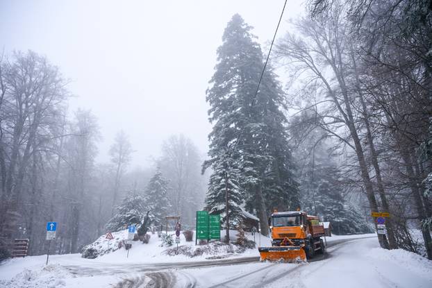 Zagreb: Snijeg i jak vjetar na Sljemenu