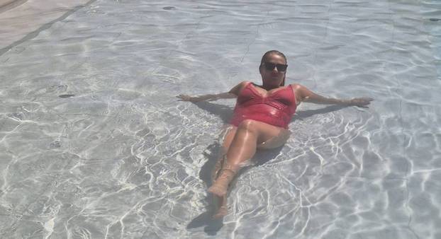 FOTO Ljeto u znaku tangica! Ovako su poznate dame otkrile adute u minijaturnim bikinijima