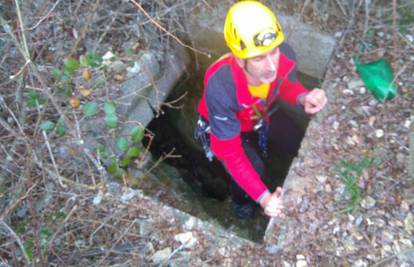 Zadar: Spašavajući mobitel pao na dno jame od 15 metara