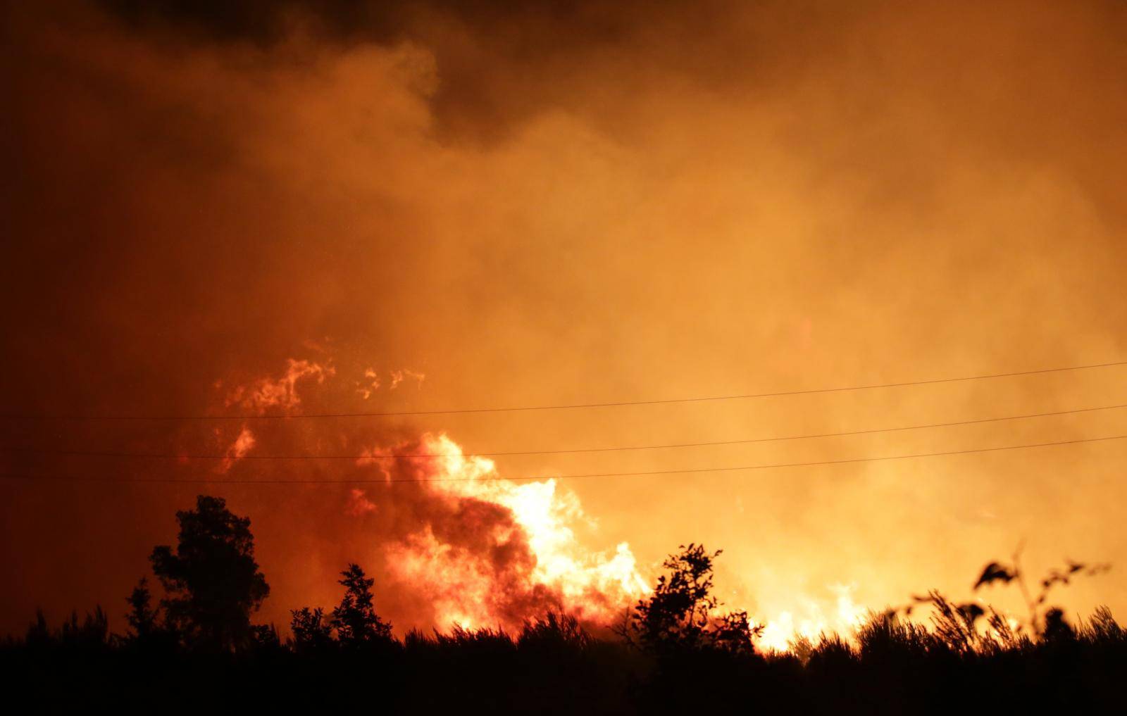 Besana noć pred vatrogascima: Počeli su evakuirati stanovnike