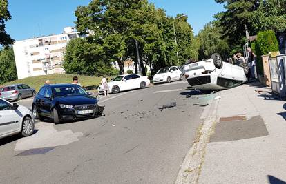 Zagreb: Sudar dva automobila, auto na krovu, dvoje ozlijeđeno