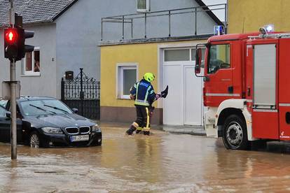 FOTO Požeški vatrogasci spasili su staricu iz automobila u vodi