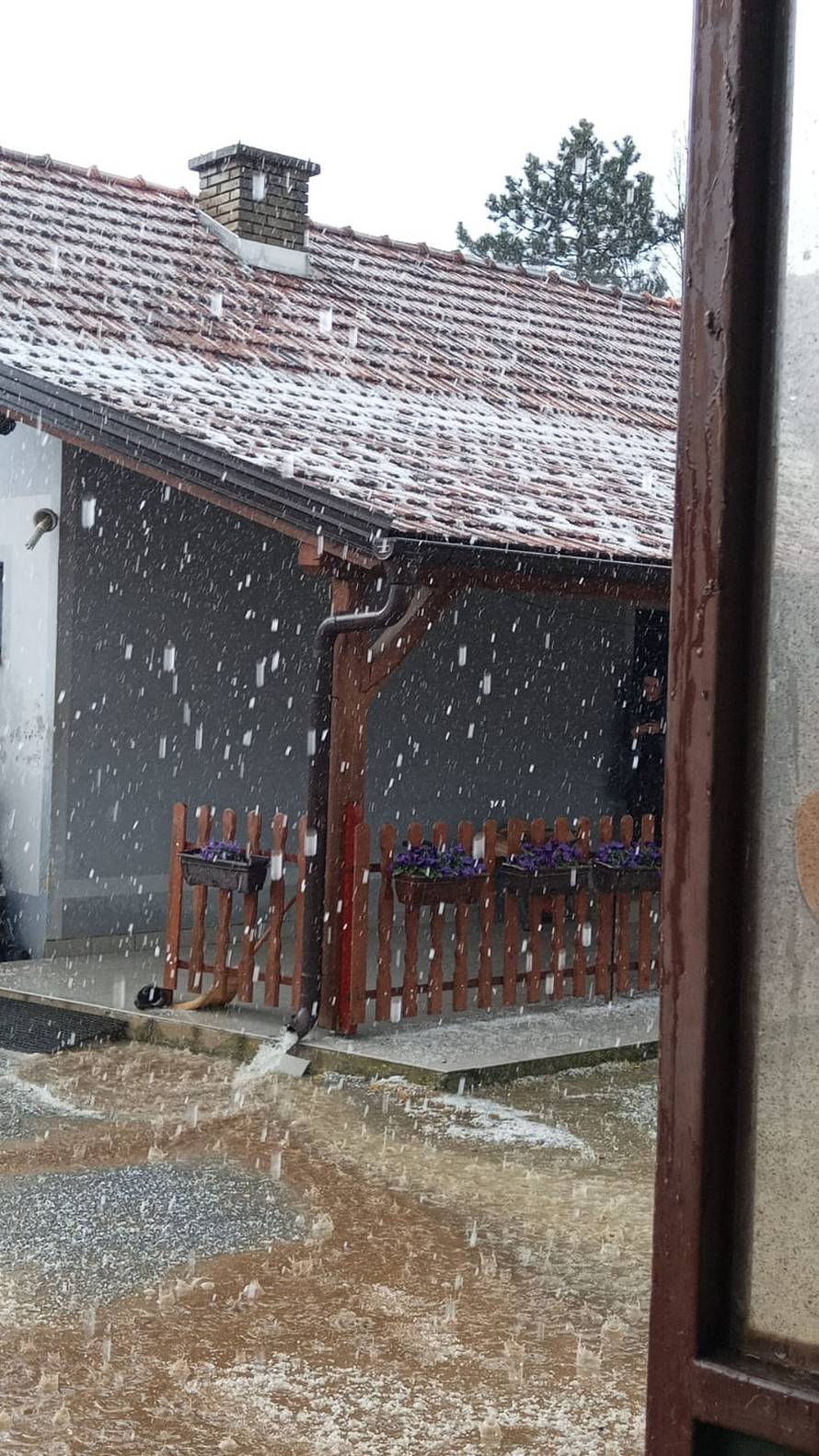 Pogledajte video: Nevrijeme pogodilo Zagorje, padala tuča