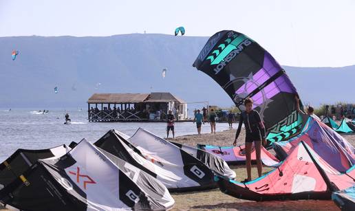 Ušće Neretve godinama je meka za kitesurfere, a u blagodatima plitkog mora uživaju i djeca