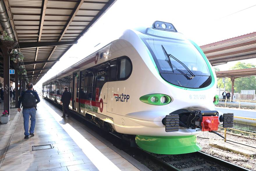 Zagreb: Prvi elektrobaterijski vlak pušten u promet