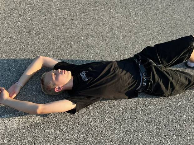 Tko su zvijezde nove hit serije 'Sram': Sjajno glume tinejdžere, neki imaju i preko 30 godina