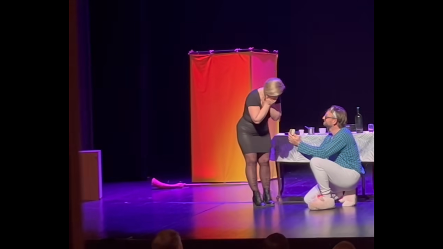 Nije bila gluma: Naš glumac je zaprosio kolegicu na kazališnim daskama. Evo što je odgovorila