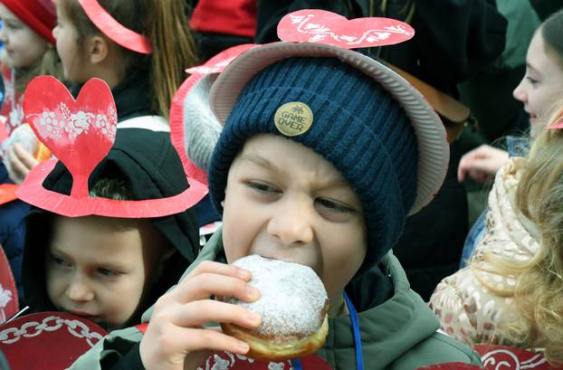 Sisak: Nekoliko stotina mališana iz dječjih vrtića i osnovnih škola sudjelovalo je na tradicionalnom Sisačkom fašniku