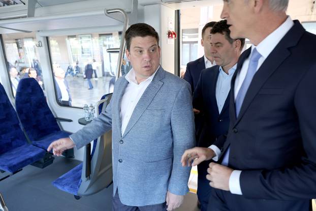 Zagreb:  Prvi elektrobaterijski vlak pušten u promet