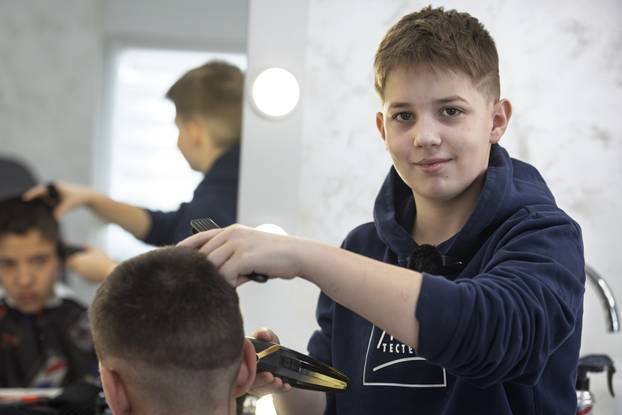Leon ima samo 13 godina i najmlađi je osječki frizer