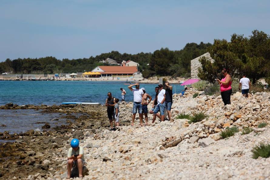 VIDEO Na gorućoj jahti bilo je osmero Austrijanaca. Uspjeli su doći do obale i spasiti se