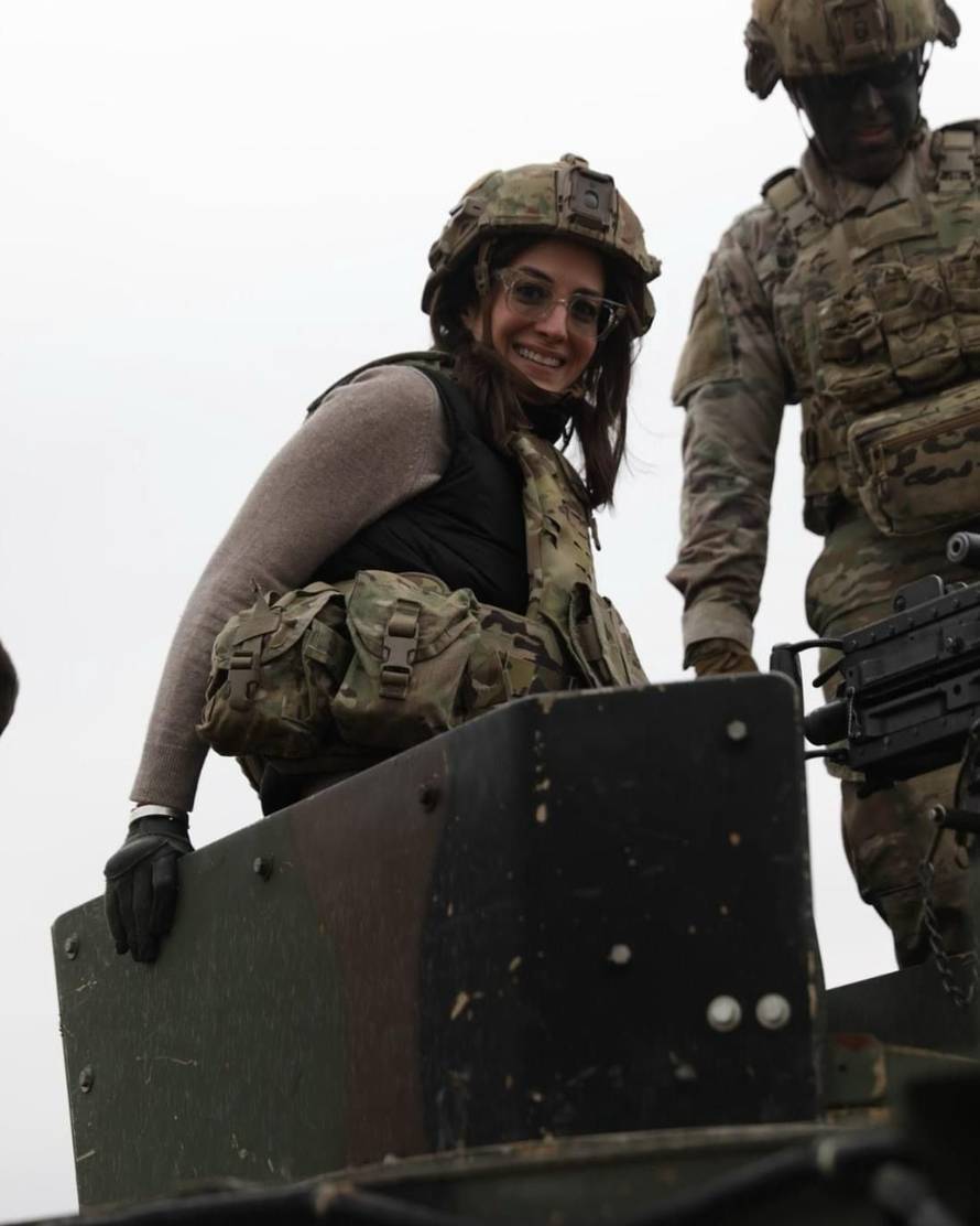 G.I. Jane u Slunju! Američka veleposlanica s vojnicima na poligonu u vježbi gađanja