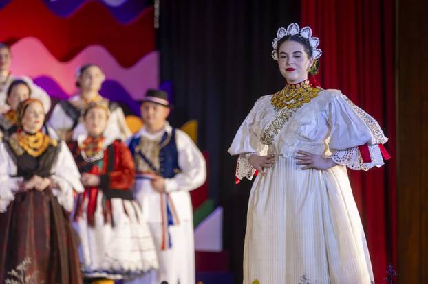 Županja: U sklopu 59. Šokačkog sijela održana Revija narodnih nošnji zlatara