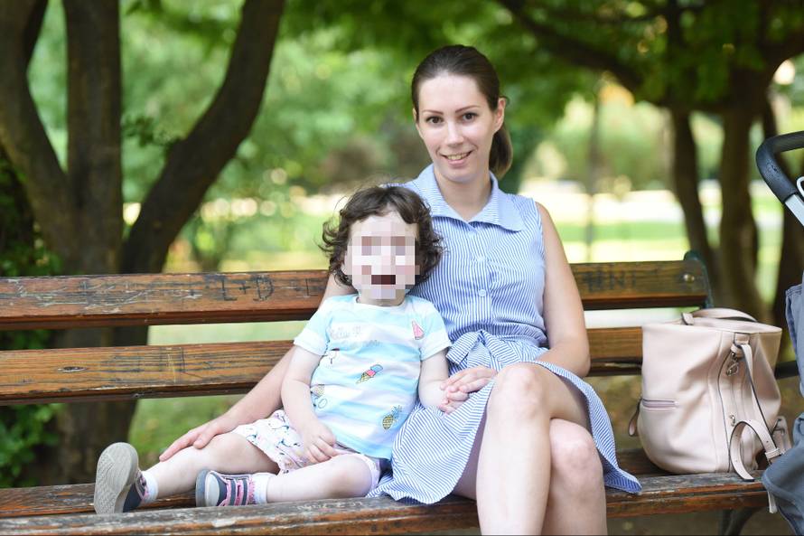 Tonka (3) se rodila s organima izvan tijela, a danas veselo trči