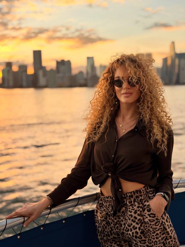 FOTO Prvu damu Hajduk TV-a ni gips nije zaustavio u teretani