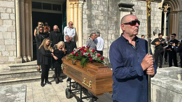 Obitelj i prijatelji opraštaju se u Dubrovniku od Mile Hrnića