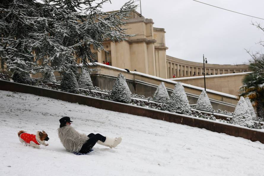 Snow and freezing temperatures in Paris