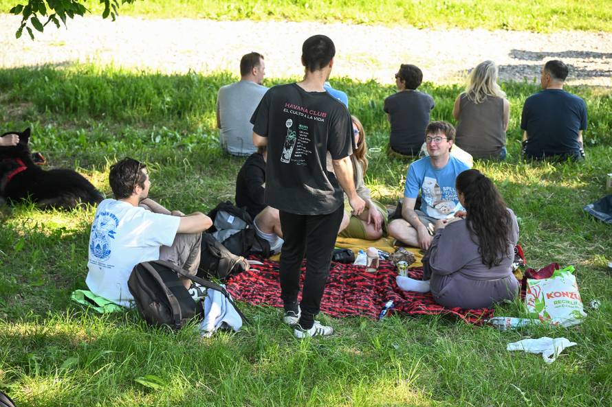 Zagreb: Na nasipu kod Mosta slobode održavaju se Trnjanski kresovi