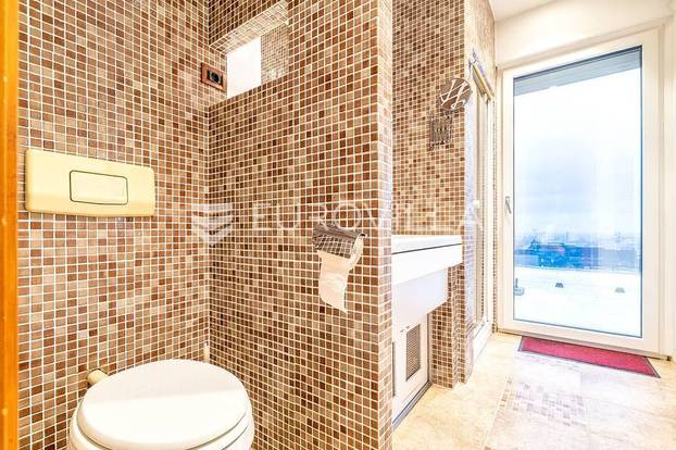 Prodaju penthouse u kojem se Lana Jurčević brčkala u jacuzziju i snimila hit! Cijena je vrtoglava