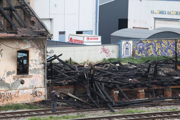 Osijek: Očevid jučerašnjeg požara na barakama uz prugu