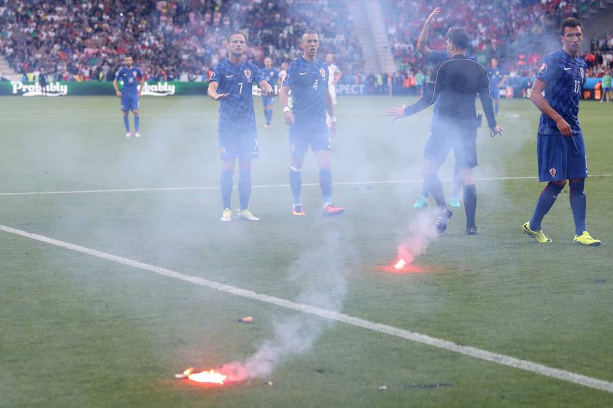 Saint-Etienne: Hrvatski "navija?i" na teren bacili baklje pa se me?usobno potukli