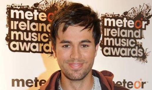 Enrique Iglesias skijao na vodi skroz gol zbog oklade