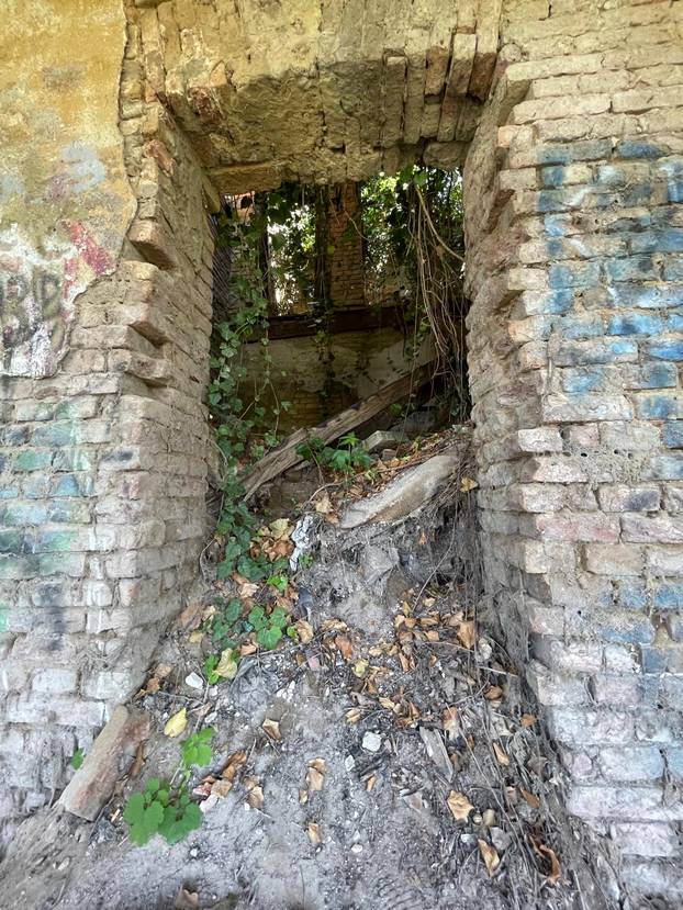 FOTO Bili smo u zapuštenoj vili koju su gradili za upravitelja imanja baruna Raucha 1910.