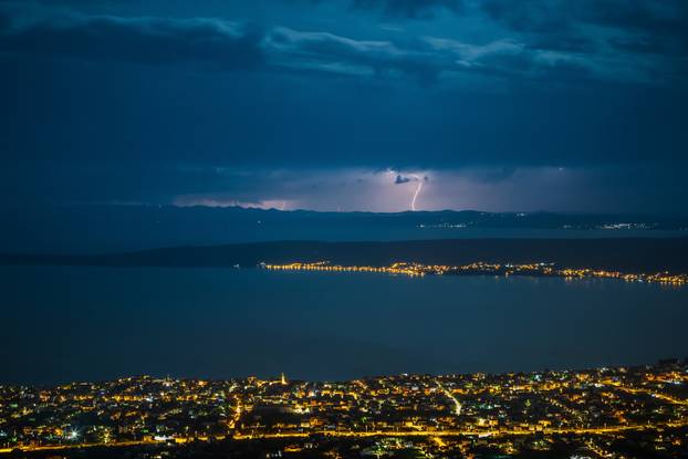 Kaštela: Pogled s planinskog prijevoja Malačka na Kaštela i Split