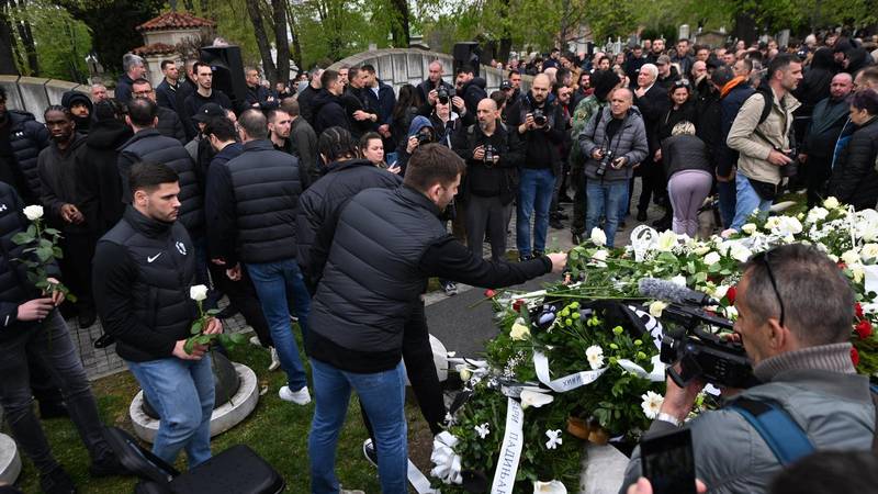 Pokopali Duška Vujoševića u Beogradu. Njegova labradorica tužno ga je tražila pogledom...