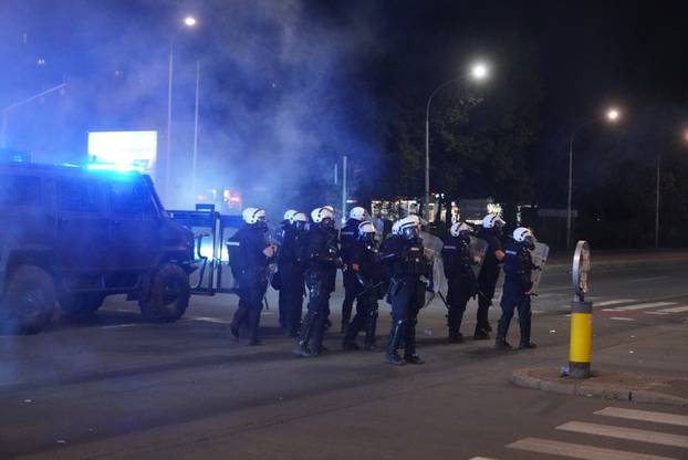 Policija i vojska suzavcima rastjerala okupljene prosvjednike u Novom Beogradu
