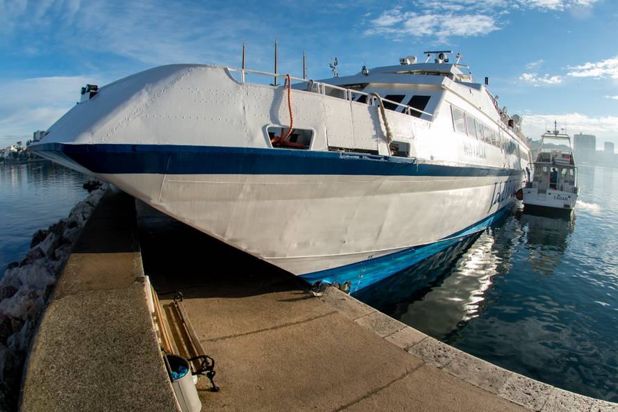 U Zadru se nasukao katamaran Novalja