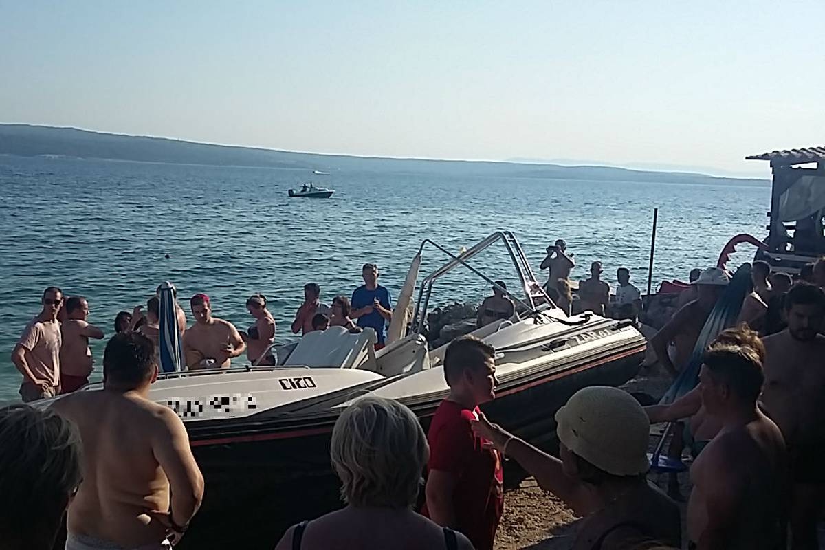 Nesreća: Gliser udario u brod i 'uletio' na plažu među kupače