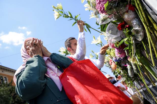 Sarajevo: Obitelji ubijenih u genocidu u Srebrenici ispratile su kombije u kojima se nalaze posmrtni ostaci ubijenih