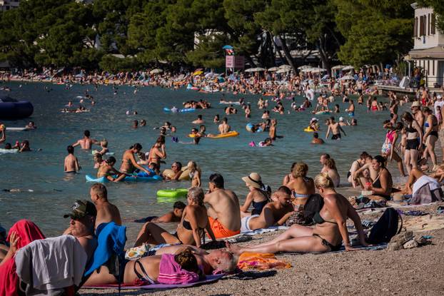 Makarska:  Gužva na glavnoj plaži u Makarskoj