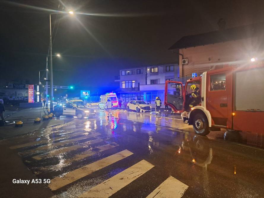 VIDEO Teška nesreća u Zagrebu. Ima ozlijeđenih. Cesta skroz poplavljena, isključili vodu!