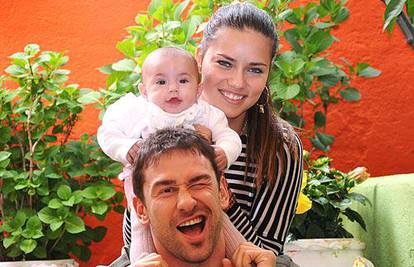 Adriana Lima sa suprugom objavila prve snimke kćeri