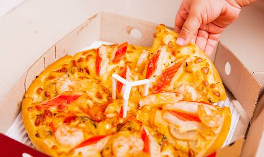 Plastični stolić u kutiji pizze ne služi za zatvaranje poklopca