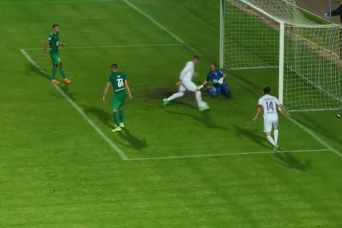 VIDEO U četvrtak igra protiv Hajduka, a sad je nasmijao sve: Srbin ušetao s loptom u gol